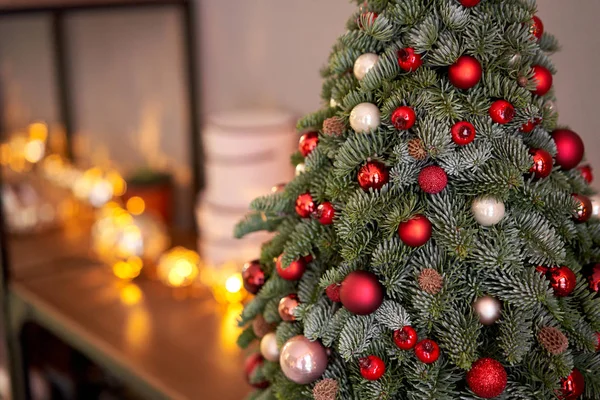 Schöner kleiner Weihnachtsbaum auf Holztisch. Gute Laune. Girlandenlampe Bokeh auf dem Hintergrund. Tapete. Kiefer und Tanne, nobilis — Stockfoto
