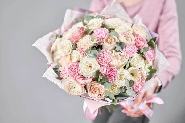 Loja floral europeia. Belo buquê de flores mistas em mãos de mulheres. o trabalho da florista em uma loja de flores. Entrega flor de corte fresco . — Fotografia de Stock