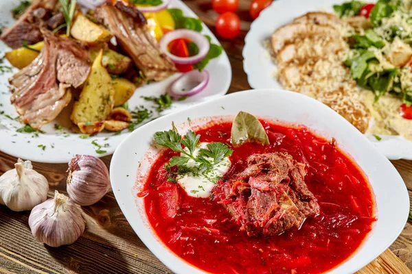 Červené řepy zeleninová polévka boršč na dřevěné pozadí. Ukrajinské a Ruské národní jídlo. Detail. — Stock fotografie