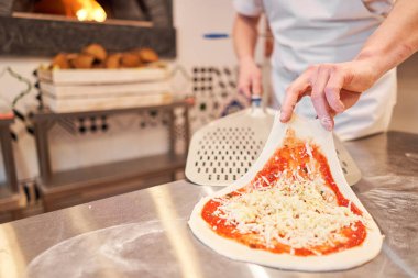 Napoli restoranında geleneksel ahşap fırında margherita pizzası pişirmek için çiğ billet. Orijinal Napoli pizzası. Kırmızı sıcak kömür.