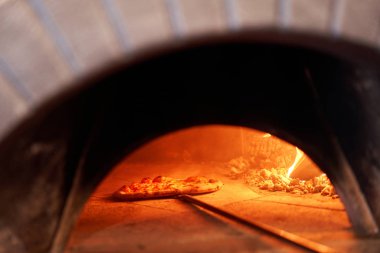 Napoli restoranında geleneksel ahşap fırında margherita pizza pişirdim. Orijinal Napoli pizzası. Kırmızı sıcak kömür.