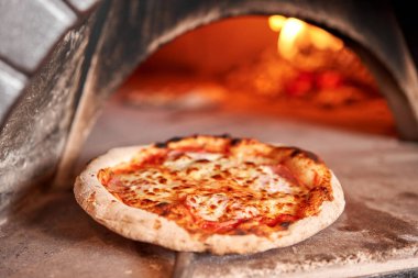 Napoli restoranında geleneksel ahşap fırında margherita pizza pişirdim. Orijinal Napoli pizzası. Kırmızı sıcak kömür.