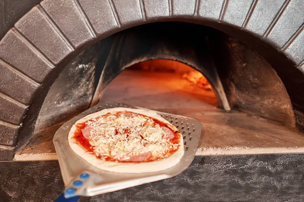 Billete crudo para hornear sabrosa pizza margherita en horno de leña tradicional en el restaurante Nápoles, Italia. pizza napolitana original. Carbón rojo caliente . —  Fotos de Stock