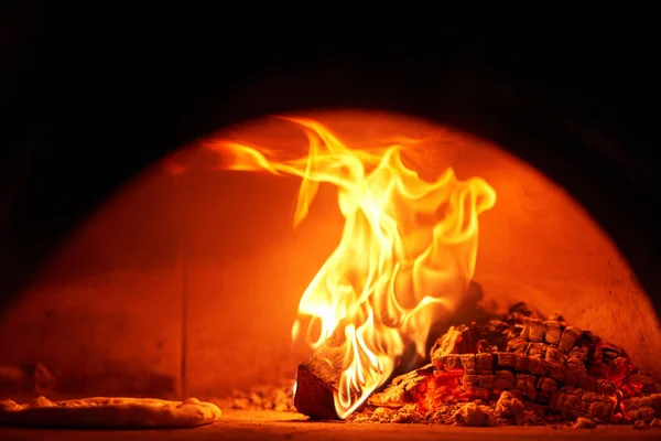 Gustosa pizza margherita al forno nel tradizionale forno a legna del ristorante napoletano. Pizza napoletana originale. Carbone caldo rosso . — Foto Stock