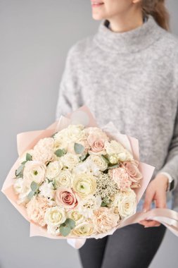 Avrupa çiçekçisi. Kadınların elinde güzel bir buket karışık çiçek. Çiçekçi dükkanındaki çiçekçinin işi. Taze kesilmiş çiçek getirdim..