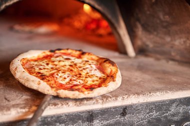 Napoli restoranında geleneksel ahşap fırında margherita pizza pişirdim. Orijinal Napoli pizzası. Kırmızı sıcak kömür.