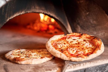 Napoli restoranında geleneksel ahşap fırında margherita pizza pişirdim. Orijinal Napoli pizzası. Kırmızı sıcak kömür.