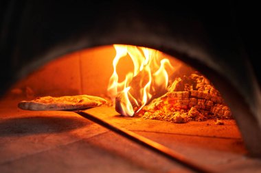 Napoli restoranında geleneksel ahşap fırında margherita pizza pişirdim. Orijinal Napoli pizzası. Kırmızı sıcak kömür.