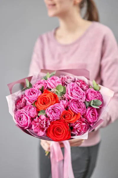 Fleuriste européen. Beau bouquet de fleurs mélangées dans les mains des femmes. le travail du fleuriste dans un magasin de fleurs. Livraison fleur fraîche coupée . — Photo
