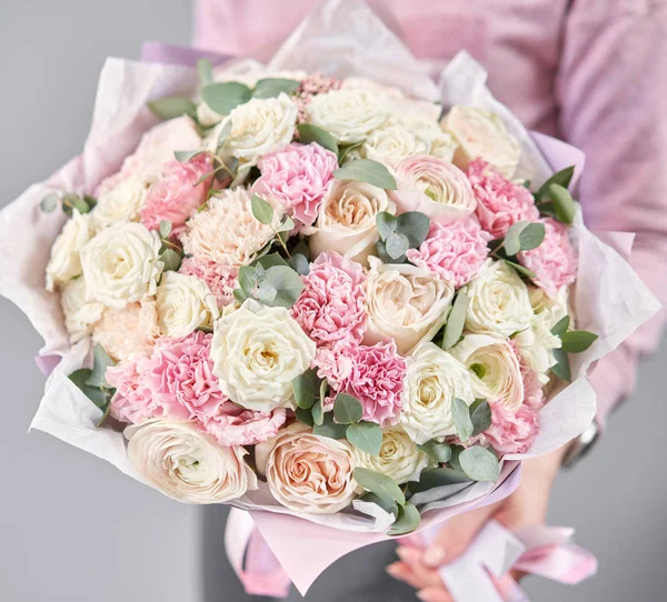 Loja floral europeia. Belo buquê de flores mistas em mãos de mulheres. o trabalho da florista em uma loja de flores. Entrega flor de corte fresco . — Fotografia de Stock