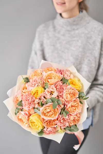 Tienda floral europea. Hermoso ramo de flores mixtas en manos de mujeres. el trabajo de la floristería en una florería. Entrega flor fresca cortada . — Foto de Stock