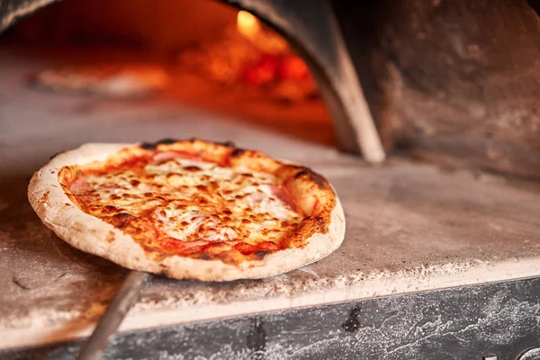 Cocinado sabrosa pizza margherita en horno de leña tradicional en el restaurante Nápoles, Italia. pizza napolitana original. Carbón rojo caliente . — Foto de Stock