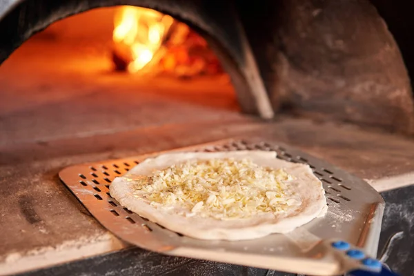 Неаполітанська піца для випічки смачної маргеритової піци в традиційній дерев'яній печі в ресторані Неаполя, Італія. Оригінальна неаполітанська піца. Червоне гаряче вугілля. — стокове фото