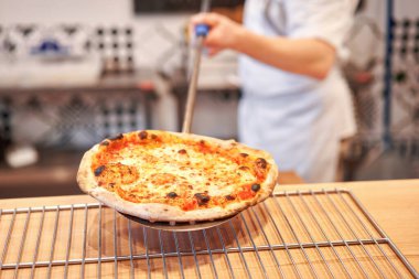 Napoli restoranında geleneksel ahşap fırında pişmiş margherita pizza. Orijinal Napoli pizzası. Kırmızı sıcak kömür.
