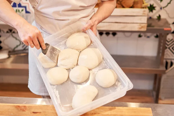 Teig für neapolitanische Pizza. Großaufnahme Hand des Chefs Bäcker in einheitlichen weißen Schürze kochen Pizza in der Küche — Stockfoto