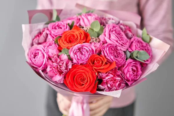 Loja floral europeia. Belo buquê de flores mistas em mãos de mulheres. o trabalho da florista em uma loja de flores. Entrega flor de corte fresco . — Fotografia de Stock