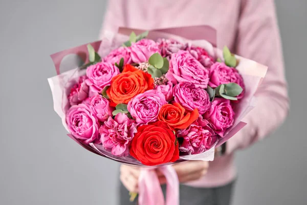 Loja floral europeia. Belo buquê de flores mistas em mãos de mulheres. o trabalho da florista em uma loja de flores. Entrega flor de corte fresco . — Fotografia de Stock