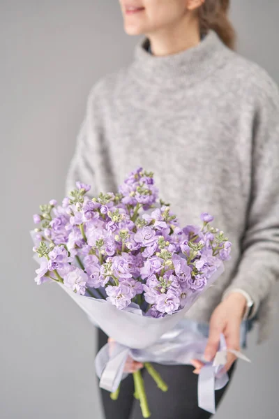 Fiori primaverili. Fresco Un bouquet di lilla Mattioli da vicino. Tema della Festa della Donna o della Mamma. Fiore tagliato fresco . — Foto Stock