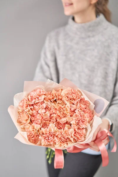 Ramo de flores de clavel color pastel. Manojo de primavera en mano de mujer. Regalo para el Día de las Madres . — Foto de Stock