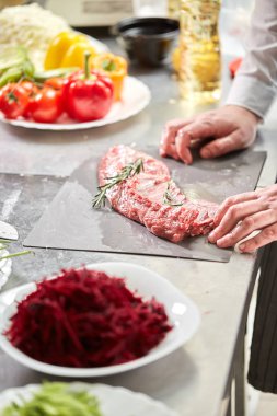 Biberiyeli salamura için kuzu pirzola hazır. Kızartma tavasında ateşte pişirme. Restoran mutfağında profesyonel bir aşçı..