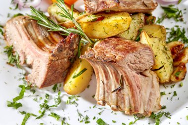 Kızarmış patates ve taze sebzeli ızgara kuzu pirzolası. Restoranda akşam yemeği..