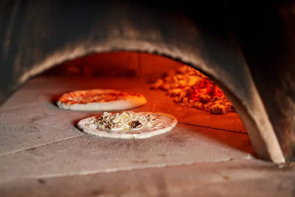 Cocinado sabrosa pizza margherita en horno de leña tradicional en el restaurante Nápoles, Italia. pizza napolitana original. Carbón rojo caliente . —  Fotos de Stock