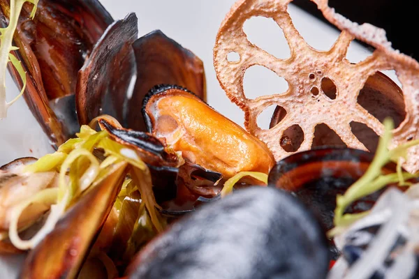 Pyszne owoce morza małże z rukoli i cebuli. Cytryna i bagietka. Małże w muszlach. Menu restauracji — Zdjęcie stockowe