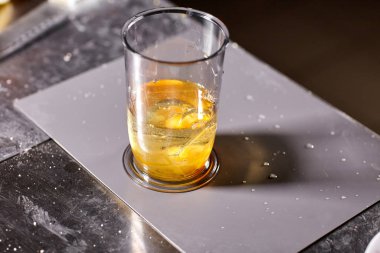 Şef hardal ekliyor. Zeytinyağıyla ev yapımı mayonezi yenmek. Sos için malzemeleri karıştır. Şef bir blender kullanır. Adım adım sos hazırlama