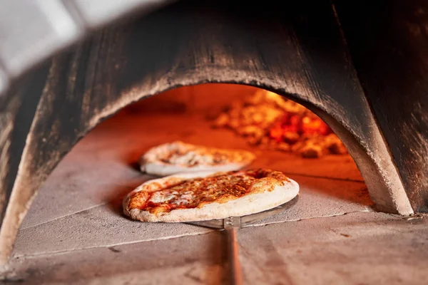意大利那不勒斯的传统木制烤箱中烘焙了美味的玛格丽塔披萨。 原始的那不勒斯披萨。 红热煤. — 图库照片