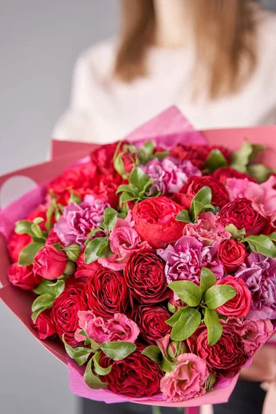 Loja floral europeia. Belo buquê de flores mistas em mãos de mulheres. o trabalho da florista em uma loja de flores. Entrega flor de corte fresco . — Fotografia de Stock