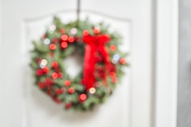 Soyut bulanıklık. Beyaz kapıdaki taze ladin güzel Noel çelengiyle ilgili detaylar. Evin girişi. Noel havası. Xmas ağacı.