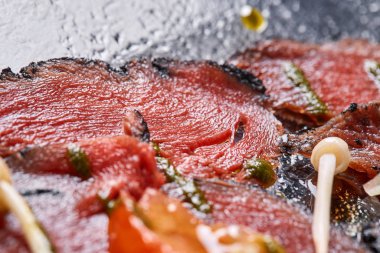 Biftek carpaccio soslu ve domatesli siyah masa. Restoran menüsü, doğal ve organik gıda konsepti..