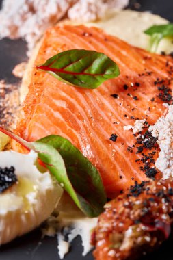 Yumurta ve sebzeli biftek fileto. Restoran menüsü, bir dizi farklı yemeğin fotoğrafları.