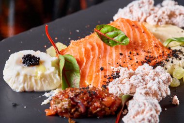 Yumurta ve sebzeli biftek fileto. Restoran menüsü, bir dizi farklı yemeğin fotoğrafları.