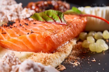 Yumurta ve sebzeli biftek fileto. Restoran menüsü, bir dizi farklı yemeğin fotoğrafları.