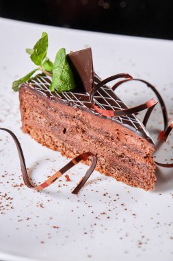 Vaiz keki, Sachertorte. Avusturya çikolatalı keki, iki tabak çikolatalı kek ve ince bir tabaka kayısı reçeli.