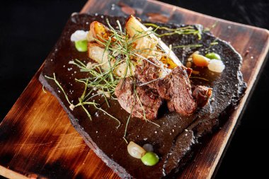 Biftekli ızgara biftek ve közlenmiş patates. Kızarmış soğan ve domates sosuyla..