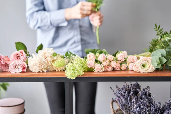 Educación en la escuela de floristería. Clase magistral en hacer ramos. Ramo de verano. Aprendiendo arreglos florales, haciendo hermosos ramos con sus propias manos. Entrega de flores — Foto de Stock