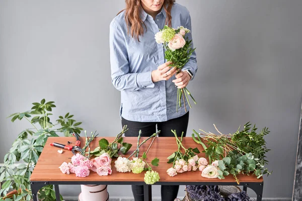 Mujer florista creando hermoso ramo en la tienda de flores. Trabajo en floristería. Entrega de flores. — Foto de Stock