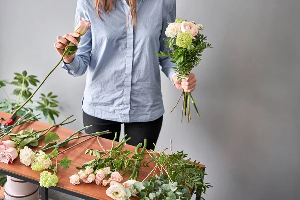 Hermoso ramo de flores mixtas en un sofá vintage. el trabajo de la floristería en una florería. Entrega flor cortada fresca. Tienda floral europea . — Foto de Stock