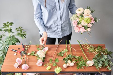 Çiçekçilik okulunda eğitim. Buketler konusunda yüksek lisans. Yaz buketi. Çiçek düzenlemeyi öğrenmek, kendi ellerinle güzel buketler yapmak. Çiçek teslimatı