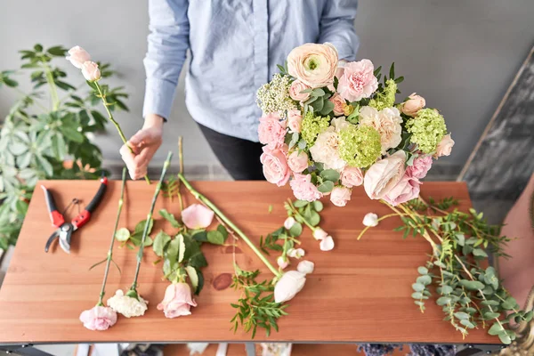 Mujer florista creando hermoso ramo en la tienda de flores. Trabajo en floristería. Entrega de flores. — Foto de Stock