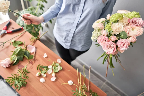 Mujer florista creando hermoso ramo en la tienda de flores. Trabajo en floristería. Entrega de flores. —  Fotos de Stock