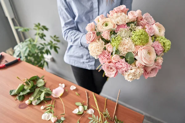 Mulher florista criando belo buquê na loja de flores. Trabalho na florista. Entrega de flores. — Fotografia de Stock