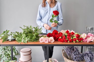 Çiçekçilik okulunda eğitim. Buketler konusunda yüksek lisans. Yaz buketi. Çiçek düzenlemeyi öğrenmek, kendi ellerinle güzel buketler yapmak. Çiçek teslimatı