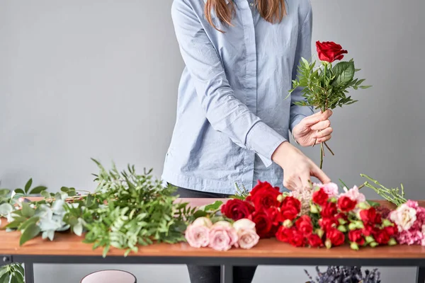 Utbildning i skolan för blomsterhandel. Master klass på att göra buketter. Sommarbukett. Lära blomma arrangera, göra vackra buketter med dina egna händer. Blommor leverans — Stockfoto