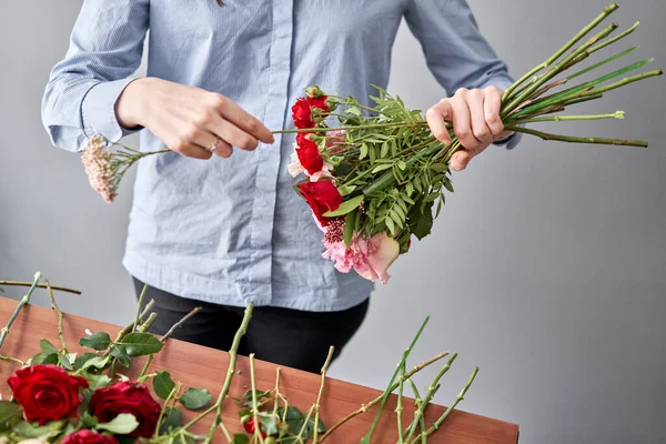 Concepto de tienda floral. Mujer florista crea arreglo floral. Hermoso ramo de flores mixtas. Hermoso grupo fresco. Entrega de flores — Foto de Stock