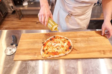 Pizza Margarita. Napoli restoranında geleneksel ahşap fırında pişirilmiş lezzetli margherita pizzası..