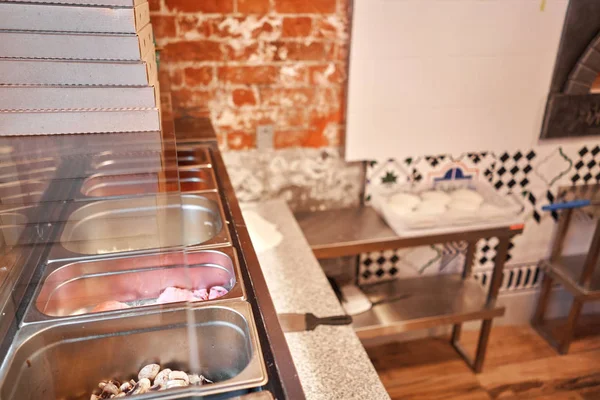 Llenado de productos semielaborados para cocinar pizza en mesa fría para espacios en blanco. Horno de leña tradicional en el restaurante, Italia. pizza napolitana original. Carbón rojo caliente . — Foto de Stock