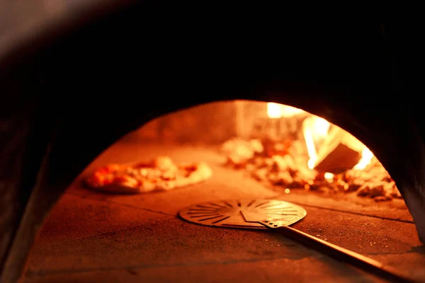 Gustosa pizza margherita al forno nel tradizionale forno a legna del ristorante napoletano. Pizza napoletana originale. Carbone caldo rosso . — Foto Stock